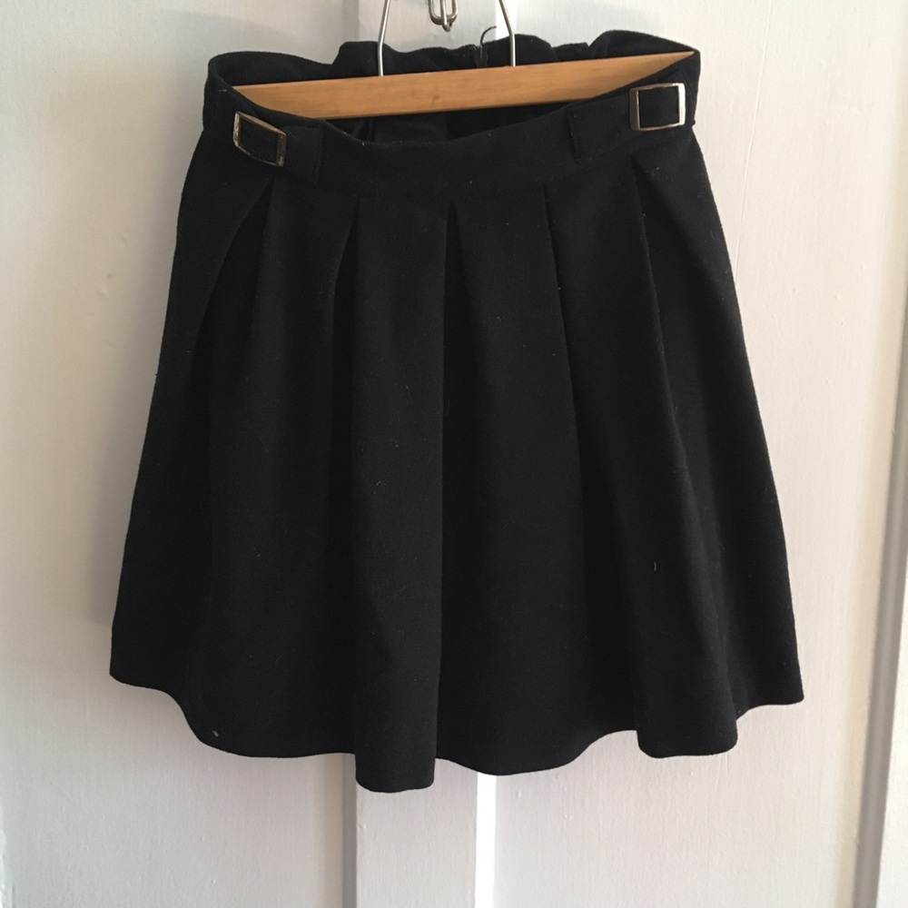 Black pleated mini skirt